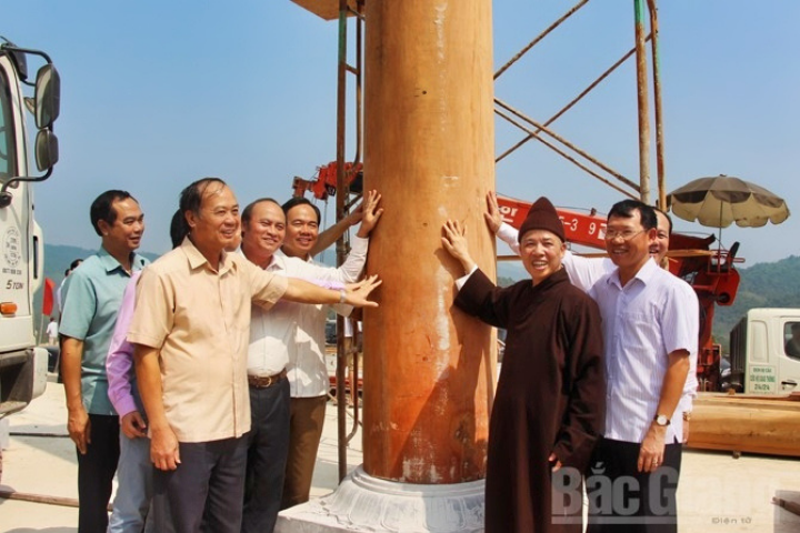 H&ograve;a thượng Th&iacute;ch Thanh Quyết c&ugrave;ng l&atilde;nh đạo tỉnh Bắc Giang tham gia lễ dựng cột ch&ugrave;a T&acirc;y Y&ecirc;n Tử tại huyện Sơn Động, tỉnh Bắc Giang. Ảnh: B&aacute;o Bắc Giang.