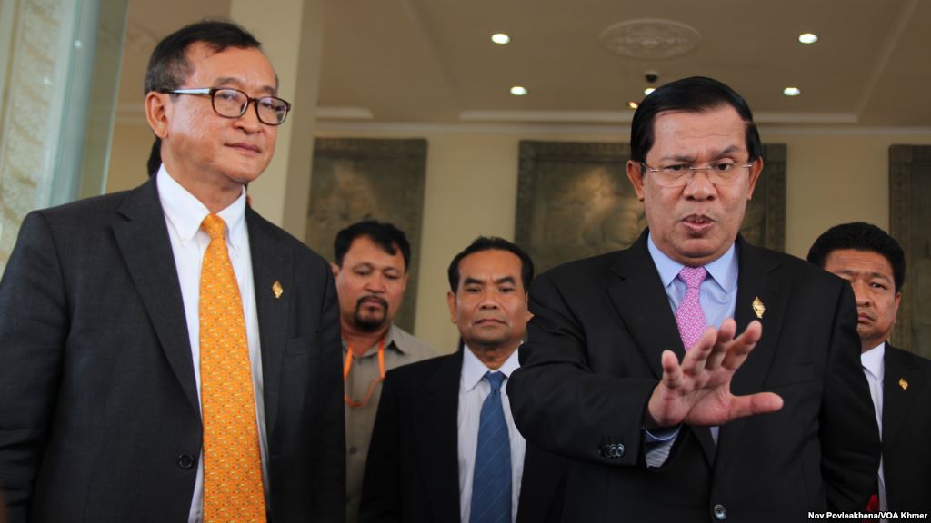 L&atilde;nh đạo đối lập Sam Rainsy v&agrave; Thủ tướng Hun Sen. Ảnh: Reuters.