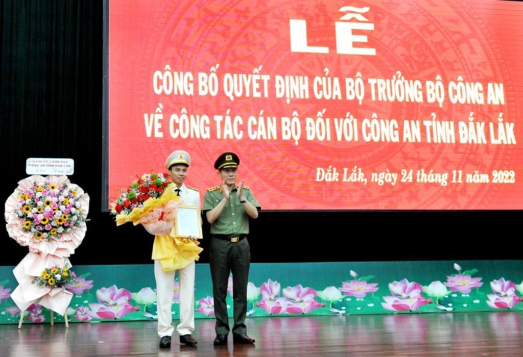 &Ocirc;ng Trần Quang Hiếu (tr&aacute;i) nhận quyết định bổ nhiệm chức ph&oacute; gi&aacute;m đốc C&ocirc;ng an tỉnh Đắk Lắk. Ảnh: B&aacute;o Bảo vệ Ph&aacute;p luật.