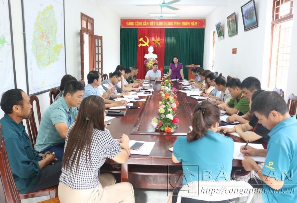 B&agrave; Phương Thị Thanh, Chủ tịch Hội đồng Nh&acirc;n d&acirc;n tỉnh Bắc Kạn chỉ đạo về hoạt động quản l&yacute; t&iacute;n ngưỡng, t&ocirc;n gi&aacute;o tại thị trấn N&agrave; Phặc, huyện Ng&acirc;n Sơn. Ảnh: C&ocirc;ng an tỉnh Bắc Kạn.