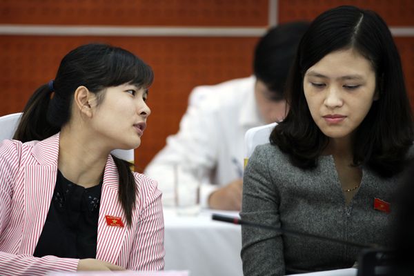 Đại biểu Vũ Thị Hương Sen (tr&aacute;i, sinh năm 1986, Hải Dương) l&agrave; một trong những th&agrave;nh vi&ecirc;n trẻ nhất của Quốc Hội kh&oacute;a 13. Ảnh: VietNamNet