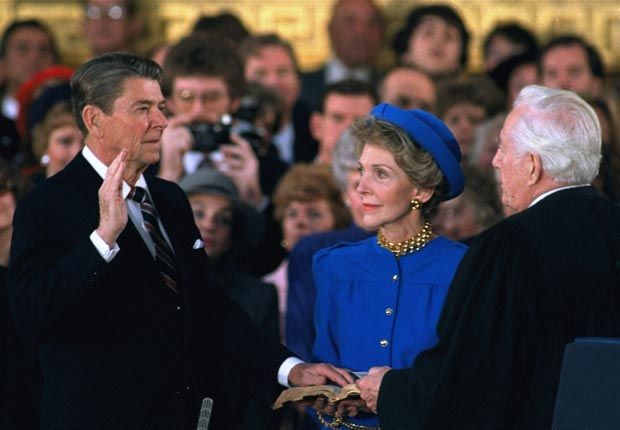 Tổng thống Ronald Reagan đọc lời tuy&ecirc;n thệ nhậm chức tổng thống năm 1985 (Ảnh: AP Photo/Ron Edmonds)