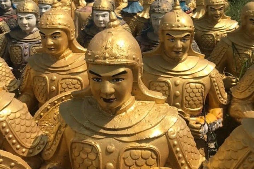 H&igrave;nh ảnh "đội qu&acirc;n đất nung" bị buộc di dời ở Đ&agrave; Lạt. Ảnh: B&aacute;o Lao Động.