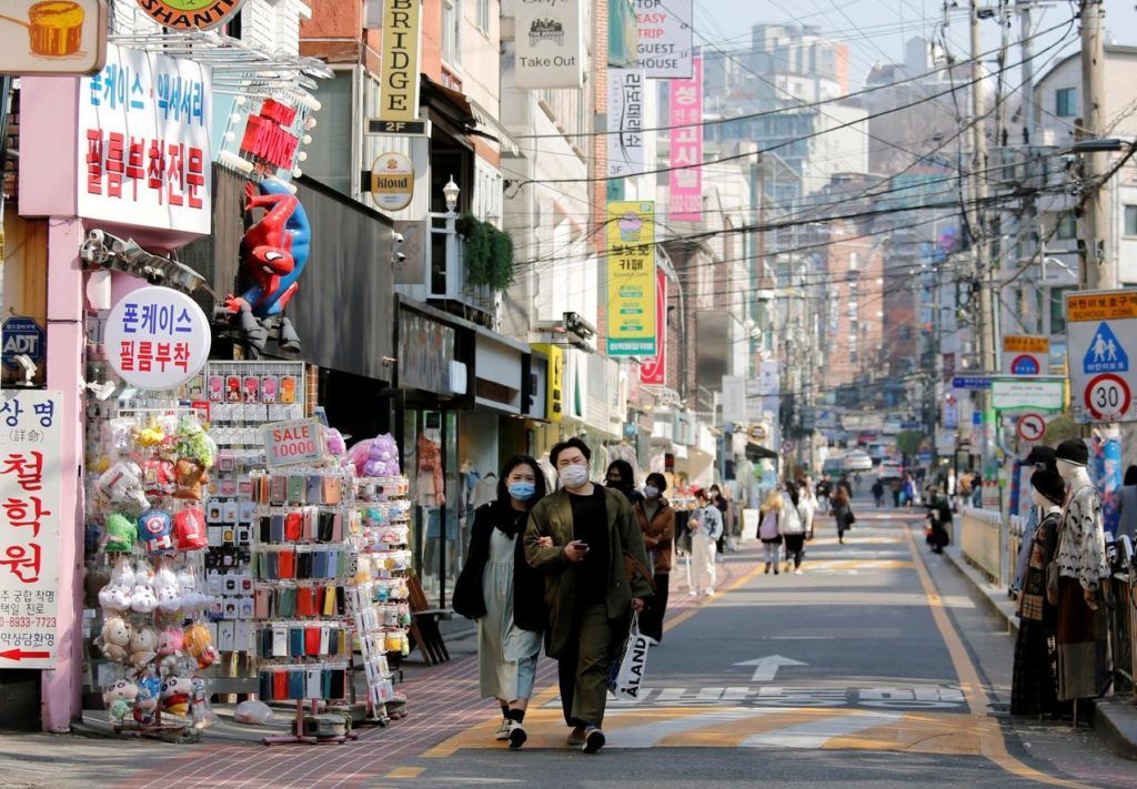 Một đường phố ở Seoul, H&agrave;n Quốc, ng&agrave;y 3/4/2020. Ảnh: Reuters.