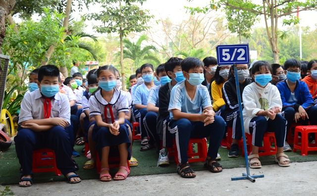 Học sinh phải đeo khẩu trang đi học thời gian qua. Ảnh: Chưa r&otilde; nguồn.