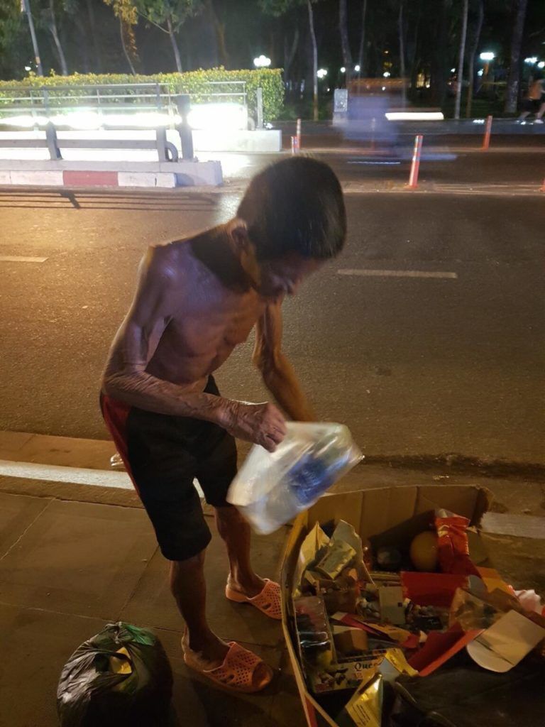 Sống b&aacute;m mặt đường. Ảnh: Phạm Đoan Trang/Luật Khoa.