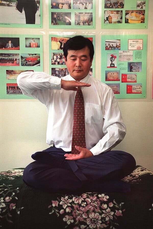 Lãnh tụ của môn phái Pháp Luân Công, Li Hongzhi (Lý Hồng Chí) năm 1999. Ông gọi The Epoch Times và các trang thông tin khác là "các kênh truyền thông của chúng tôi". Ảnh: Henry Abrams/Agence France-Presse, via Getty Images.