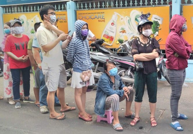 Người d&acirc;n TP. Hồ Ch&iacute; Minh xếp h&agrave;ng mua khẩu trang s&aacute;ng ng&agrave;y 16/2/2020. Ảnh: Tiền Phong.