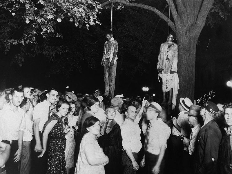 Cảnh người da đen bị h&agrave;nh h&igrave;nh (lynching) ở bang Indiana, Mỹ năm 1930. Ảnh: Lawrence Beitler/Bettmann/Corbis.