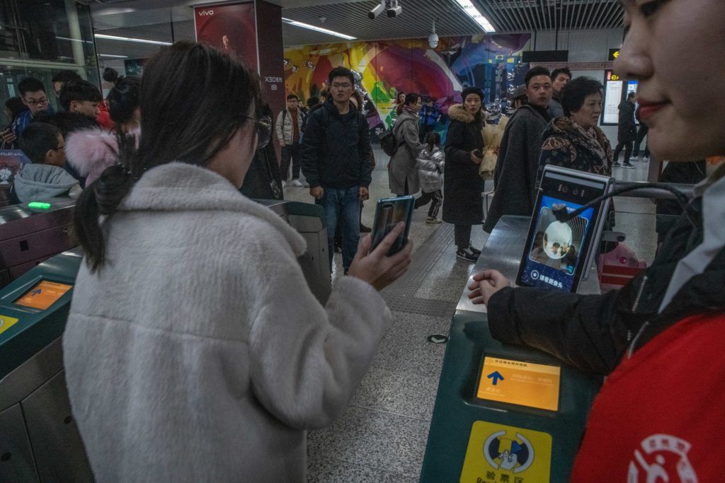 Hệ thống t&agrave;u điện ngầm với c&ocirc;ng nghệ nhận diện khu&ocirc;n mặt ở Trung Quốc. Ảnh: New York Times.