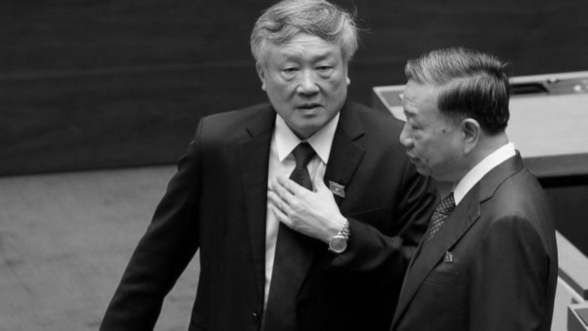 Ch&aacute;nh &aacute;n T&ograve;a &aacute;n Nh&acirc;n d&acirc;n Tối cao Nguyễn H&ograve;a B&igrave;nh (tr&aacute;i) v&agrave; Bộ trưởng C&ocirc;ng an T&ocirc; L&acirc;m (phải). Ảnh: BBC.