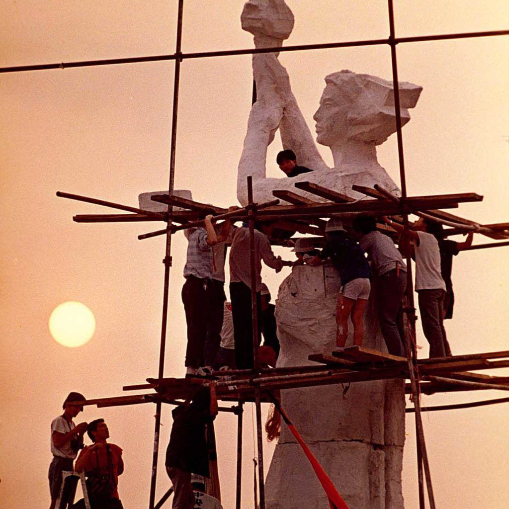 Sinh vi&ecirc;n Nghệ thuật Bắc Kinh tạo tượng Nữ thần Tự do ngay giữa Thi&ecirc;n An M&ocirc;n. Ảnh: Jeff Widener / Associated Press
