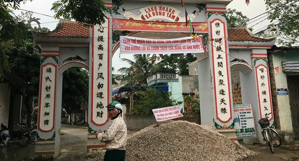 Cổng th&ocirc;n Ho&agrave;nh, x&atilde; Đồng T&acirc;m. Ảnh: Reuters.