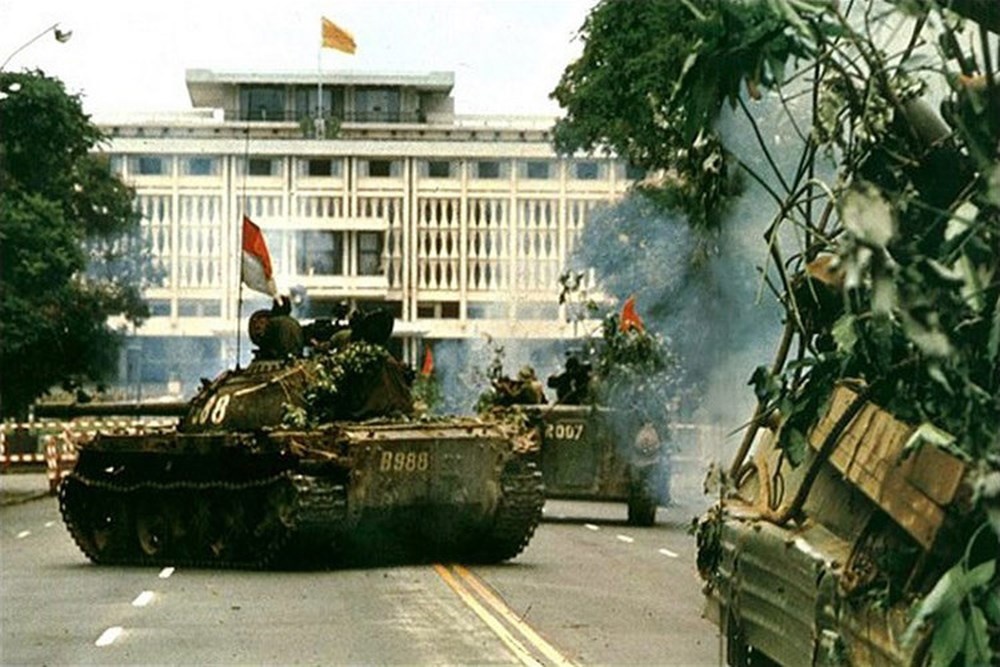 Xe tăng của quân Giải phóng đang tiến vào Dinh Độc lập. Nguồn ảnh: AFP.