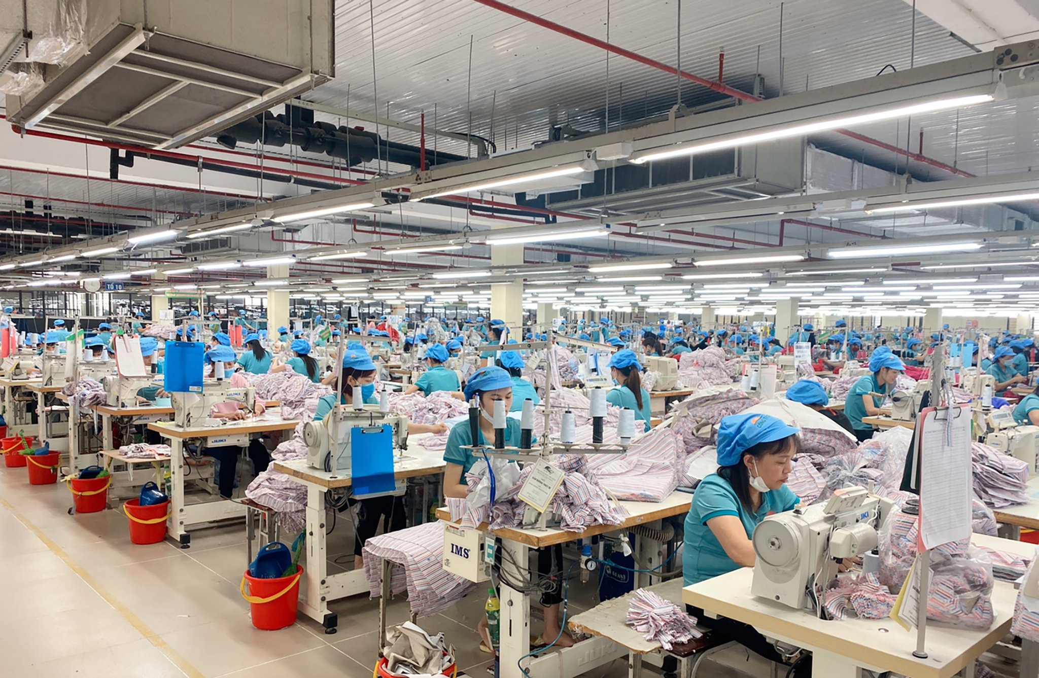 Nh&agrave; nước đ&atilde; trải thảm đỏ cho doanh nghiệp FDI thế n&agrave;o? C&ocirc;ng nh&acirc;n may l&agrave;m việc một khu c&ocirc;ng nghiệp. Ảnh: Đan Thanh/B&aacute;o Thanh Ni&ecirc;n.