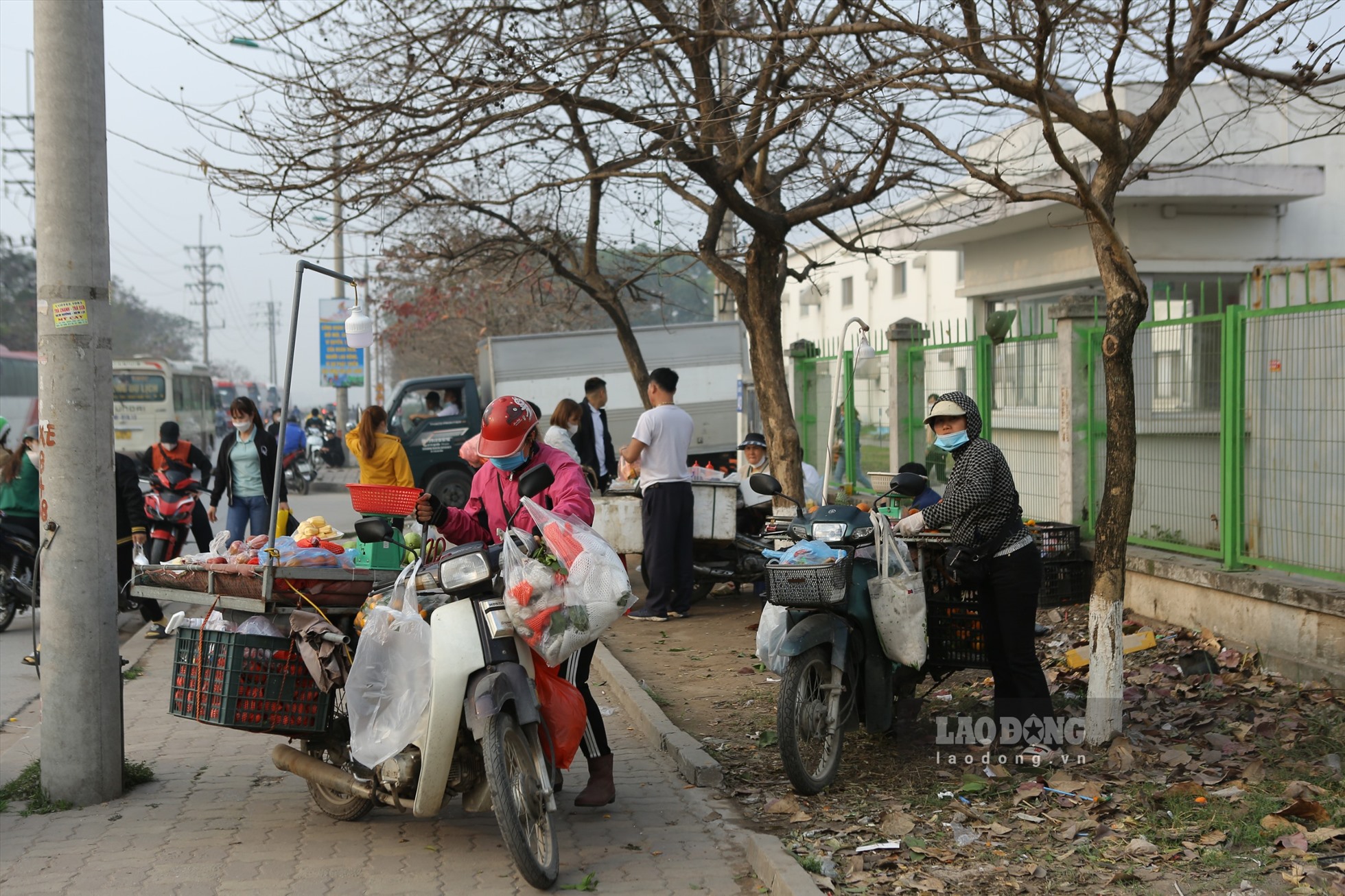 Những xe h&agrave;ng rong trước cổng một c&ocirc;ng ty trong KCN Quang Ch&acirc;u. Ảnh: Nguyễn Kế/B&aacute;o Lao Động.&nbsp;