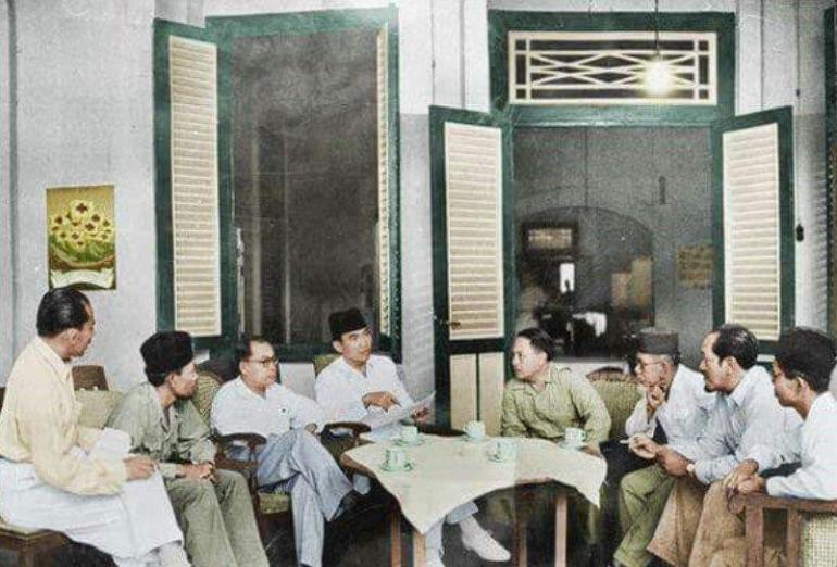 Văn h&oacute;a &ldquo;musyawarah&rdquo; của Indonesia về tham ch&iacute;nh, thảo luận đồng thuận. Trong ảnh l&agrave; Sukarno v&agrave; Mohammad Hatta c&ugrave;ng họp b&agrave;n với người d&acirc;n trước khi trở th&agrave;nh l&atilde;nh đạo Indonesia. Nguồn ảnh: Cerdika.com.
