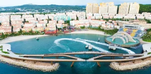 Sự trở lại của ‘đặc khu’. Mật độ xây dựng dày đặc ở bờ biển thành phố Phú Quốc. Đây là một trong những địa phương sẽ được sắp xếp thành đặc khu trong cuộc cải cách hành chính của Tổng Bí thư Tô Lâm. Ảnh: Chí Công/Báo Tuổi Trẻ.