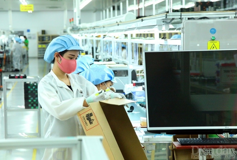Nh&agrave; nước đ&atilde; trải thảm đỏ cho doanh nghiệp FDI thế n&agrave;o? C&ocirc;ng nh&acirc;n l&agrave;m việc tại C&ocirc;ng ty TNHH Bluecom Việt Nam, Khu c&ocirc;ng nghiệp Tr&agrave;ng Duệ, Hải Ph&ograve;ng. Nguồn ảnh: TTXVN.