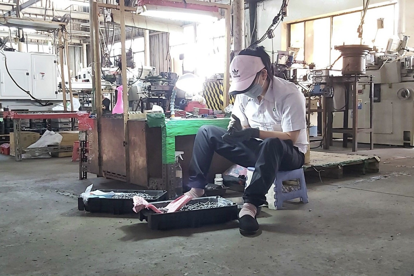 Nh&agrave; nước đ&atilde; trải thảm đỏ cho doanh nghiệp FDI thế n&agrave;o? C&ocirc;ng nh&acirc;n đang l&agrave;m việc trong khu c&ocirc;ng nghiệp. Nguồn ảnh: B&aacute;o D&acirc;n Tr&iacute;.