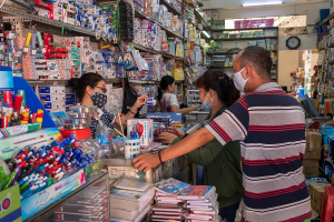 Từ thuế khoán đến hóa đơn điện tử: Tiểu thương có đang bị “đánh úp”? Một cửa hàng văn phòng phẩm ở Quận 5, TP. HCM. Ảnh: Jim Selkin.