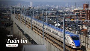 Hiến pháp sửa đổi có hiệu lực; giải phóng mặt bằng của 120.000 hộ dân để xây đường sắt cao tốc. Tàu cao tốc ở thành phố Hakusan, tỉnh Ishikawa, Nhật Bản. Ảnh minh họa. Nguồn ảnh: AFP.