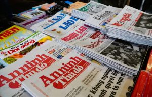 Bên trên một sạp báo thường thấy ở Việt Nam ngày nay, với những cái tên tòa soạn quen thuộc. Nguồn ảnh: Báo Lao động thủ đô.