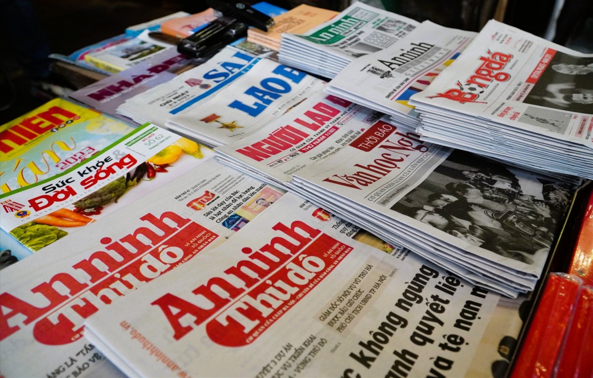Bên trên một sạp báo thường thấy ở Việt Nam ngày nay, với những cái tên tòa soạn quen thuộc. Nguồn ảnh: Báo Lao động thủ đô.