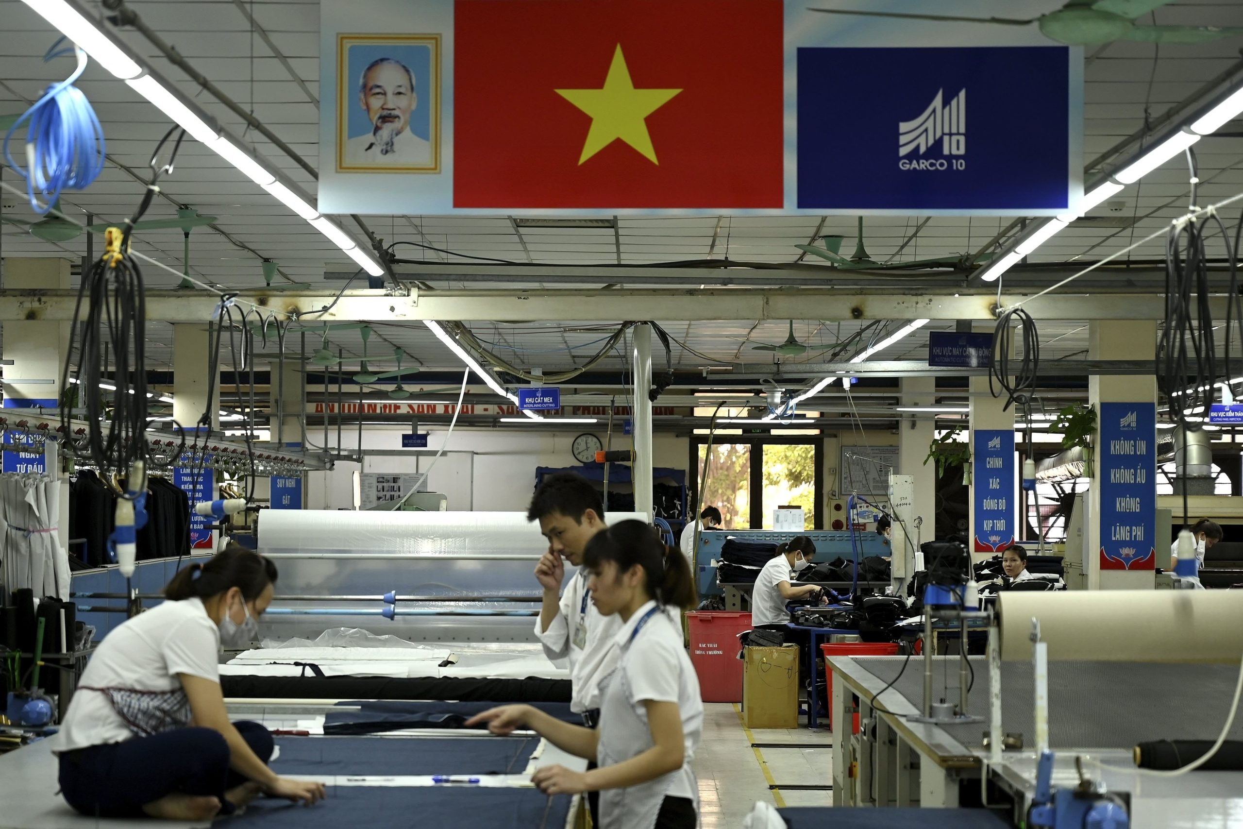 Mỹ áp thuế 20%: Hàng "Made in Vietnam" có thực sự "nội địa"? Công nhân dệt may Việt Nam đang làm việc tại nhà máy. Nguồn ảnh: Reuters.