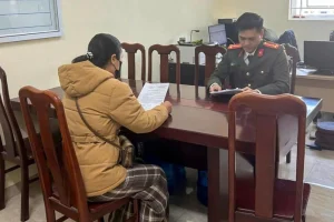 Công an làm việc với người đăng thông tin "sai sự thật" về vụ Đoàn Văn Sáng. Ảnh: Công an / Báo Người Lao Động.