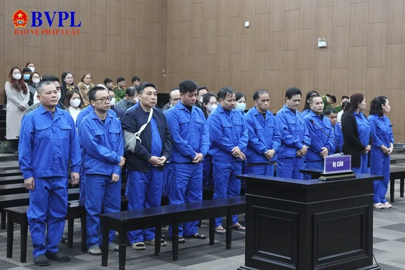 Các bị cáo trong phiên xét xử. Ảnh: Hồng Nguyên / Báo Bảo vệ Pháp luật.