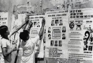 Sài Gòn trong mùa bầu cử Thượng viện 1970. Một áp-phích vận động của một liên danh 10 ứng viên mang biểu tượng “cái nhà” được dán lên tường. Đây là một trong hàng ngàn áp-phích phủ kín các bức tường trong thủ đô. Ba liên danh có số phiếu cao nhất sẽ thắng cử. Nguồn ảnh: AP.