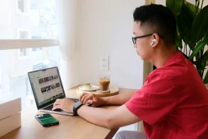Một người dùng Internet đang truy cập YouTube ở TP. Hồ Chí Minh. Ảnh: Taan Huyn / Unsplash.