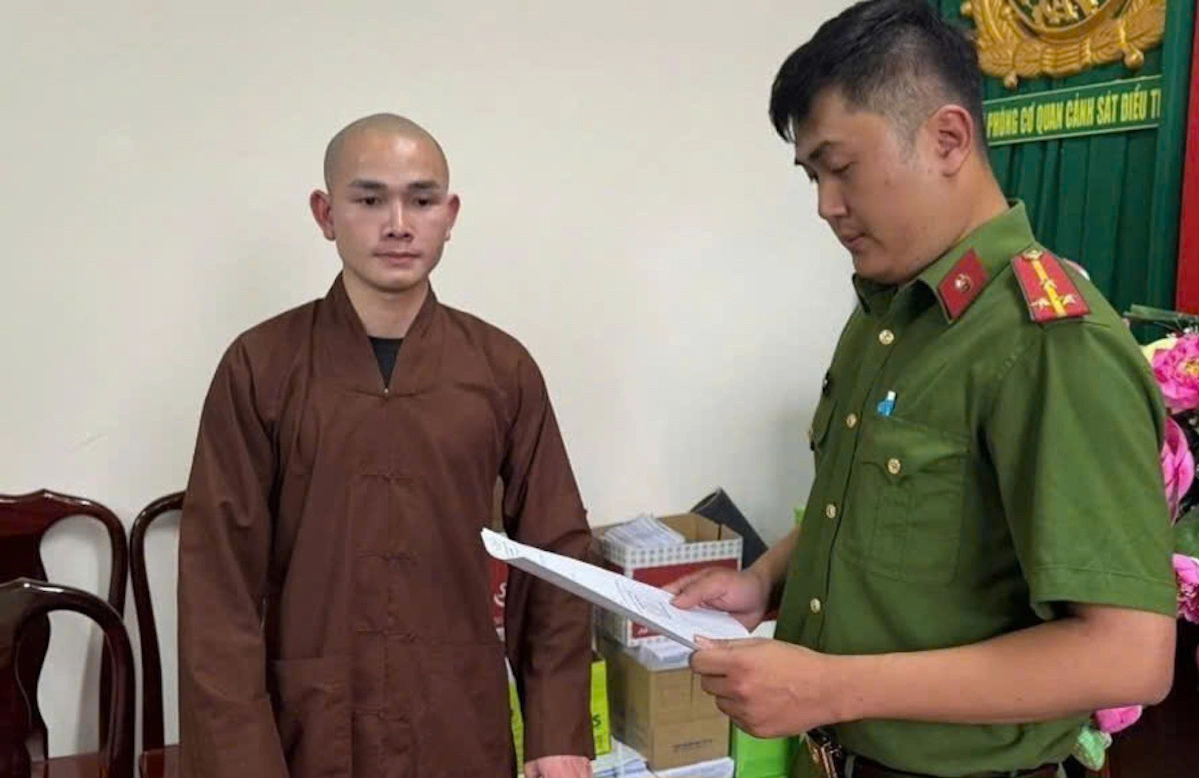 &Ocirc;ng Vũ Ho&agrave;ng Ph&uacute; nghe đọc lệnh khởi tố. Nguồn ảnh: Bộ C&ocirc;ng an.