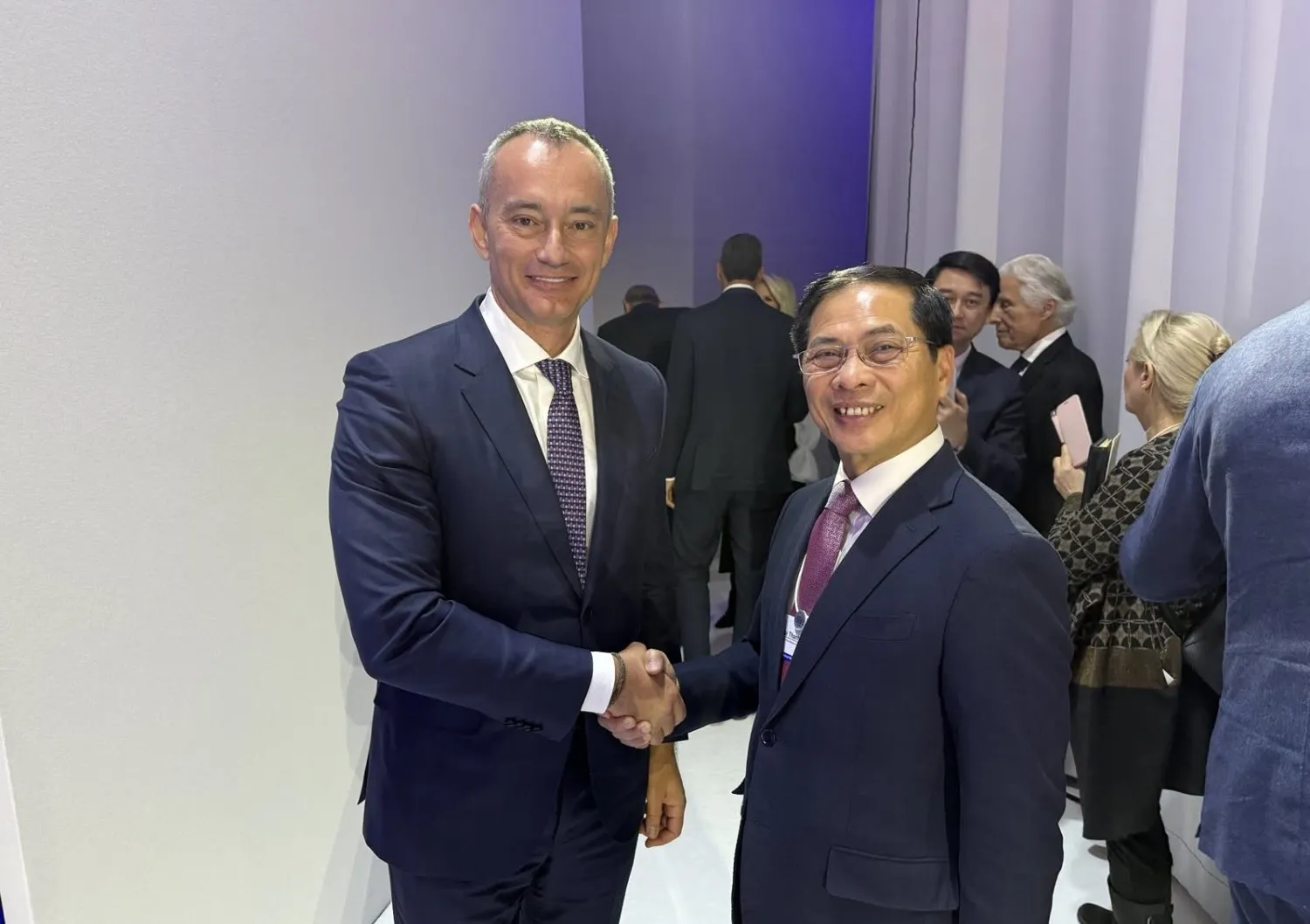 Phó Thủ tướng Bùi Thanh Sơn (phải) đại diện Việt Nam dự lễ ký hiến chương Hội đồng Hòa bình vào ngày 22/1 tại Davos, Thụy Sĩ. Nguồn ảnh: U.S. Embassy in Vietnam.