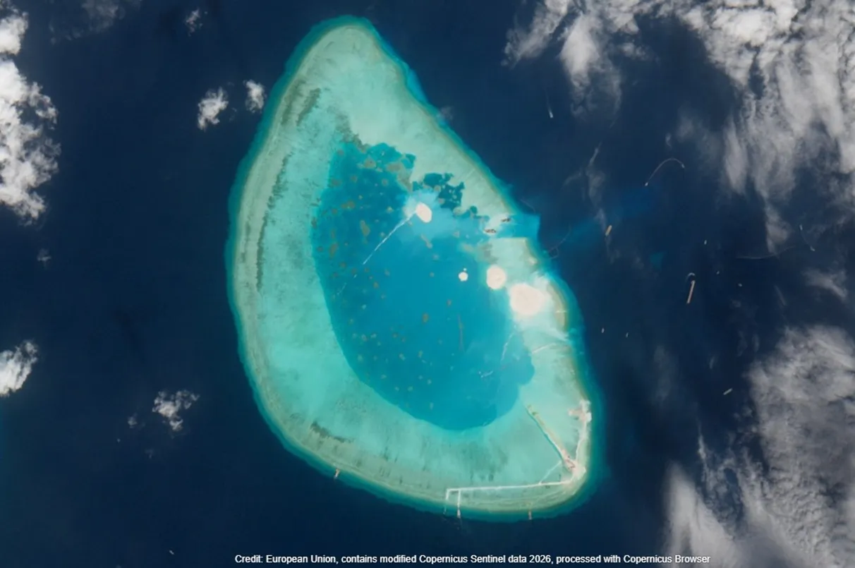 Hình ảnh vệ tinh cho thấy hoạt động xây đảo nhân tạo diễn ra nhanh chóng tại Hoàng Sa. Nguồn ảnh: Copernicus Sentinel, European Union.