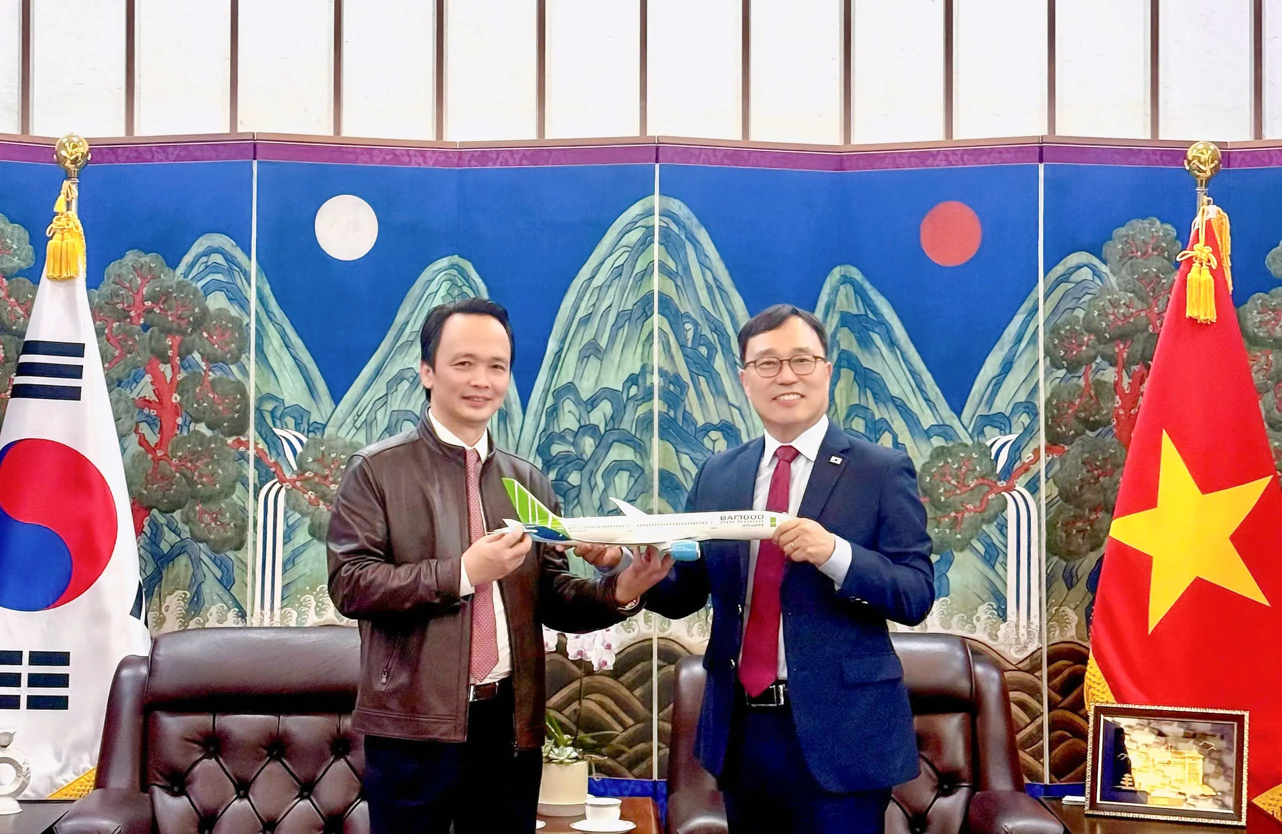 Ông Trịnh Văn Quyết bất ngờ xuất hiện ở Đại sứ quán Hàn Quốc tại Việt Nam vào ngày 26/1. Ảnh: FLC.