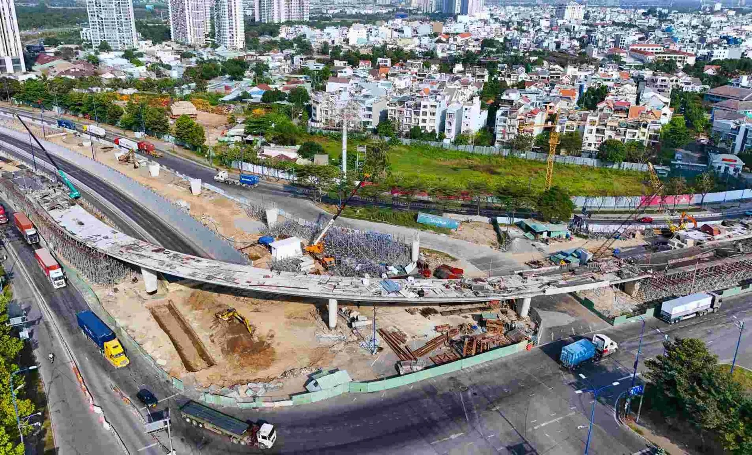 Nút giao An Phú ở TP. HCM là một trong những nút giao thông quan trọng của khu vực, liên tục bị chậm tiến độ khiến tình hình ùn tắc giao thông trở nên ngày càng nghiêm trọng. Nguồn ảnh: Lâm Nguyễn/Báo Sài Gòn Giải Phóng.