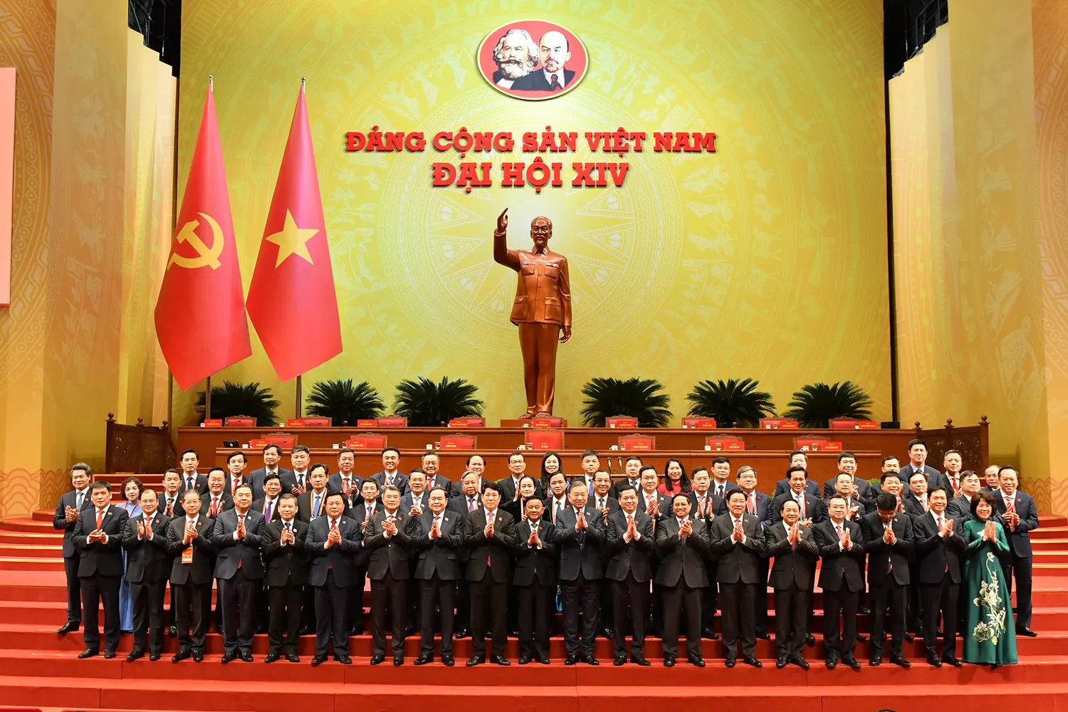 Đoàn đại biểu các cơ quan đảng ở trung ương chụp hình cùng lãnh đạo đảng, nhà nước. Nguồn ảnh: Báo Nhân Dân.