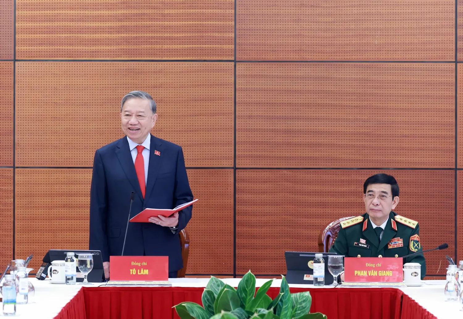 Tổng Bí thư Tô Lâm và Đại tướng Phan Văn Giang tại buổi thảo luận đoàn Đảng bộ Quân đội. Nguồn ảnh: TTXVN.