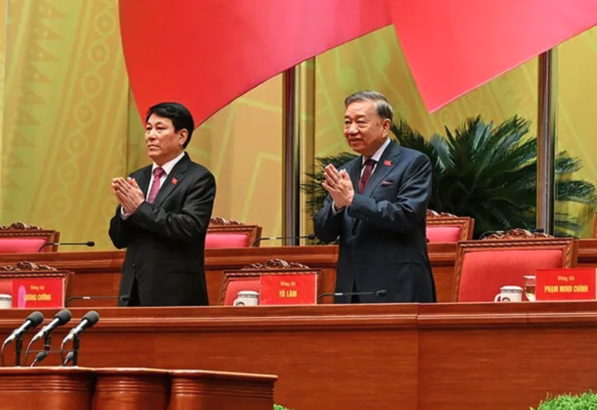 Chủ tịch nước Lương Cường (tr&aacute;i) v&agrave; Tổng B&iacute; thư T&ocirc; L&acirc;m tại phi&ecirc;n họp tr&ugrave; bị Đại hội 14, ng&agrave;y 19/1. Nguồn ảnh: Nhật Bắc/VGP News.