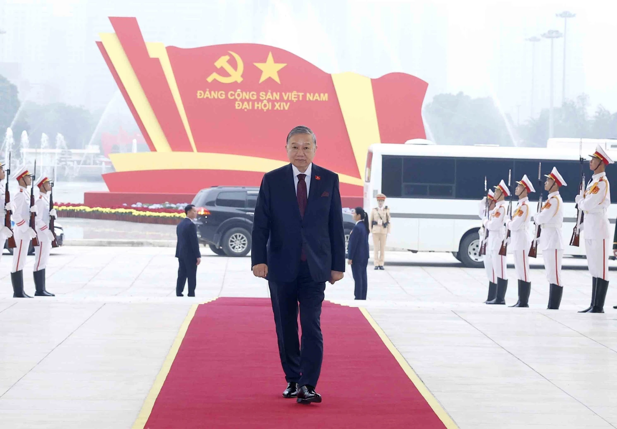 Tổng B&iacute; thư T&ocirc; L&acirc;m đang đi v&agrave;o Trung t&acirc;m Hội nghị Quốc gia, s&aacute;ng 19/1. Ảnh: Th&ocirc;ng tấn x&atilde; Việt Nam.