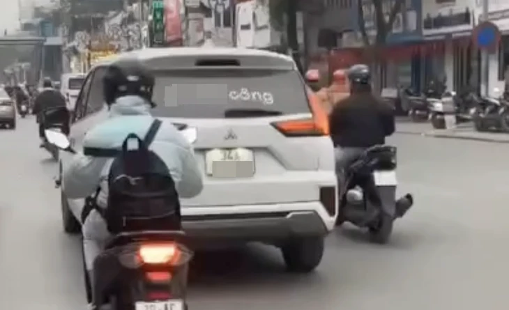 Gắn trên xe dòng chữ “xúc phạm” công an, một tài xế bị mời làm việc