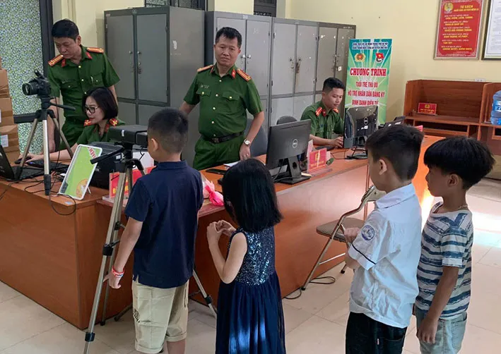 Công an làm căn cước công dân và tích hợp với ứng dụng VNeID cho trẻ em tại Hà Nội. Ảnh: Q. Tấn/Báo Lao Động.