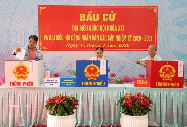 Cử tri đi bầu cử tại một điểm bỏ phiếu ở TP. HCM, sáng 15/3. Ảnh: Ngô Tùng/Báo Tiền Phong.