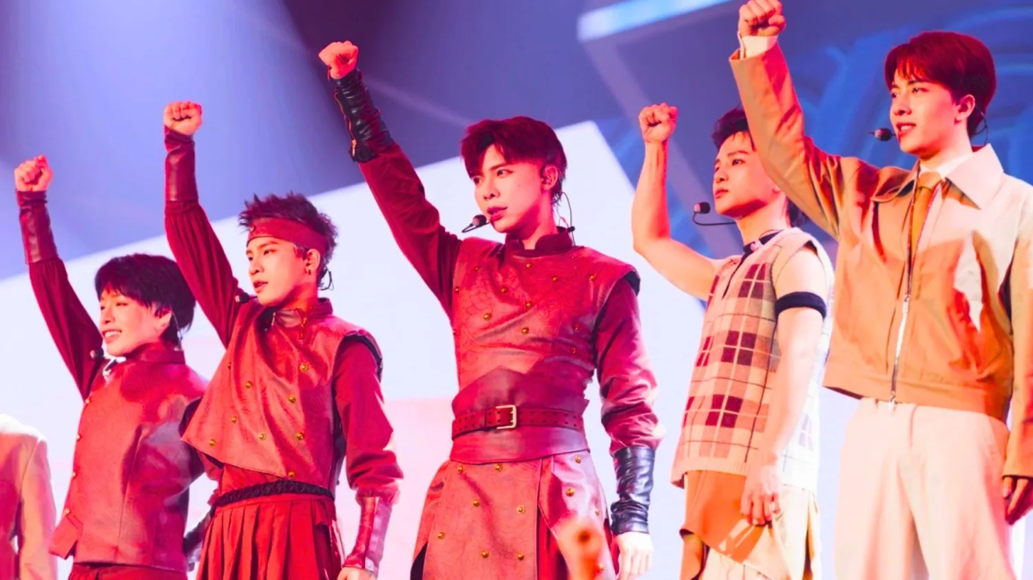 Đội Erik trong chương trình Anh trai “say hi” trình diễn ca khúc “Anh trai nước Việt” thể hiện lòng yêu nước nồng nàn. Ảnh: Vie Channel.