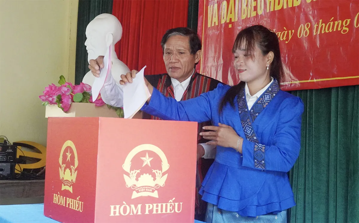 Cử tri bản Nước Đắng, x&atilde; Trường Sơn, tỉnh Quảng Trị bỏ phiếu v&agrave;o s&aacute;ng 8/3. Nguồn ảnh: Đắc Th&agrave;nh/B&aacute;o VnExpress.