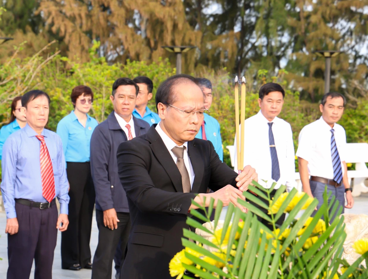 Ông Nguyễn Khắc Hà, chủ tịch Ủy ban MTTQ Việt Nam tỉnh Khánh Hòa, đốt nhang và dâng hoa tại Khu tưởng niệm chiến sĩ Gạc Ma. Ảnh: Trung Sơn/Báo Công Lý.