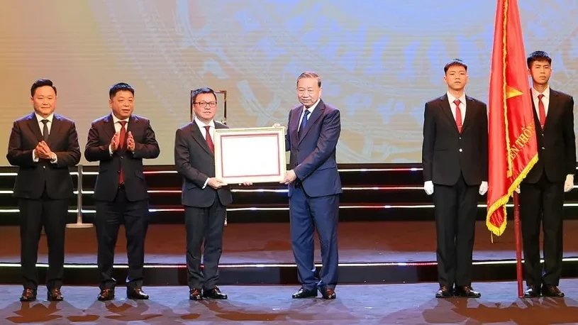 Tổng B&iacute; thư T&ocirc; L&acirc;m trao Hu&acirc;n chương Lao động hạng Nhất cho B&aacute;o Nh&acirc;n D&acirc;n. Nguồn ảnh: B&aacute;o Nh&acirc;n D&acirc;n.