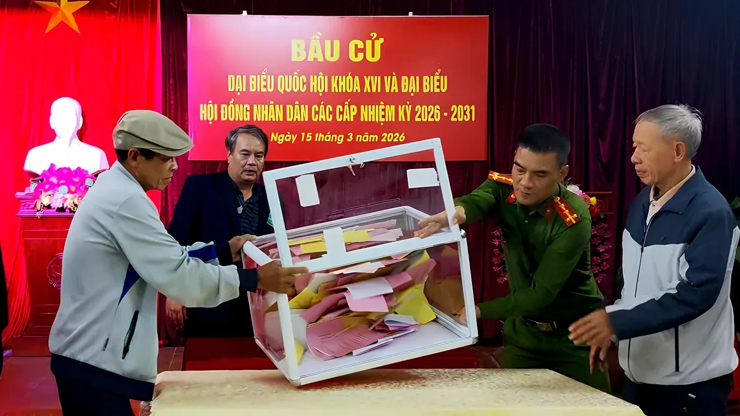 Tổ bầu cử đang đổ phiếu để kiểm phiếu ở xã Tiên Điền, tỉnh Hà Tĩnh. Nguồn ảnh: Báo Hà Tĩnh.